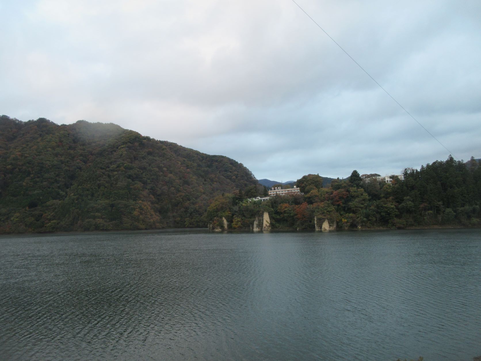 紅葉が見頃の赤谷湖でワカサギと遊ぶ♪