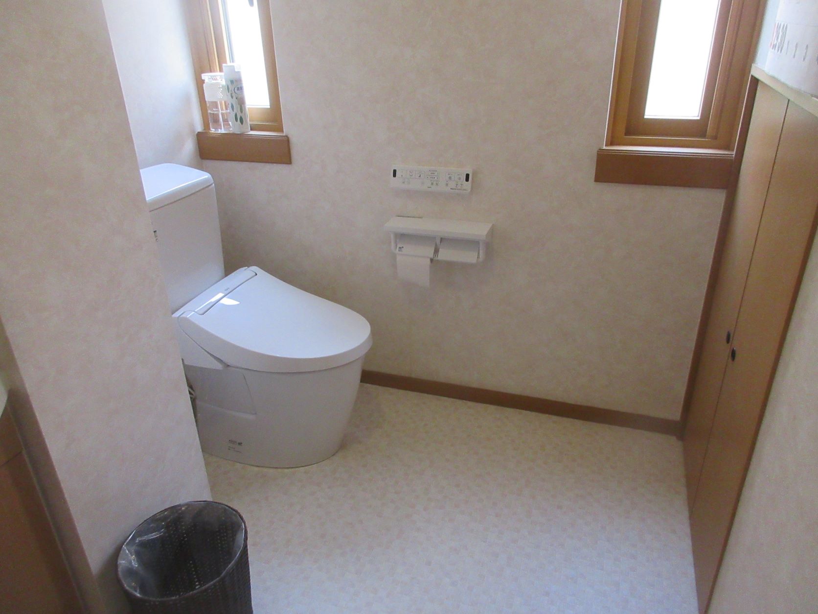 エアコンの効いている宅内でトイレ改修工事