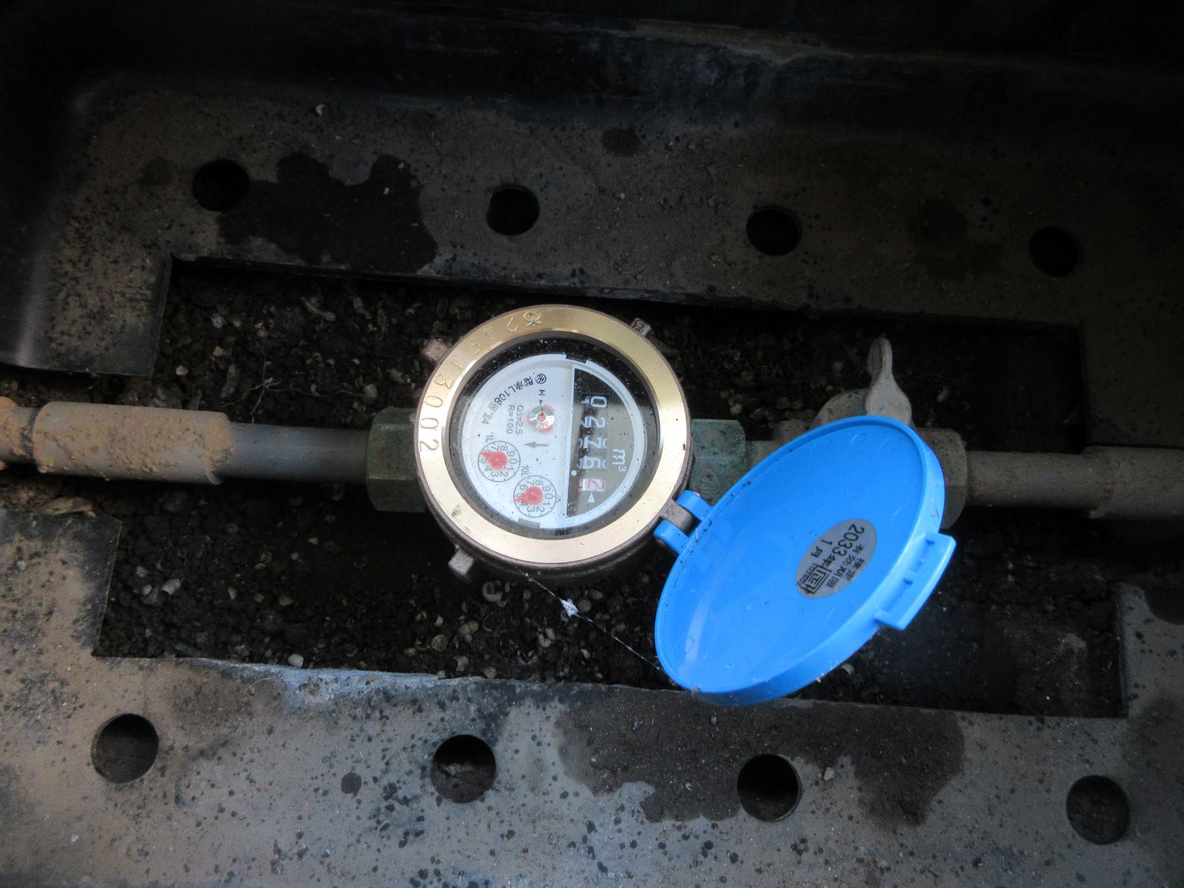 冷たい爆風の中漏水改修工事